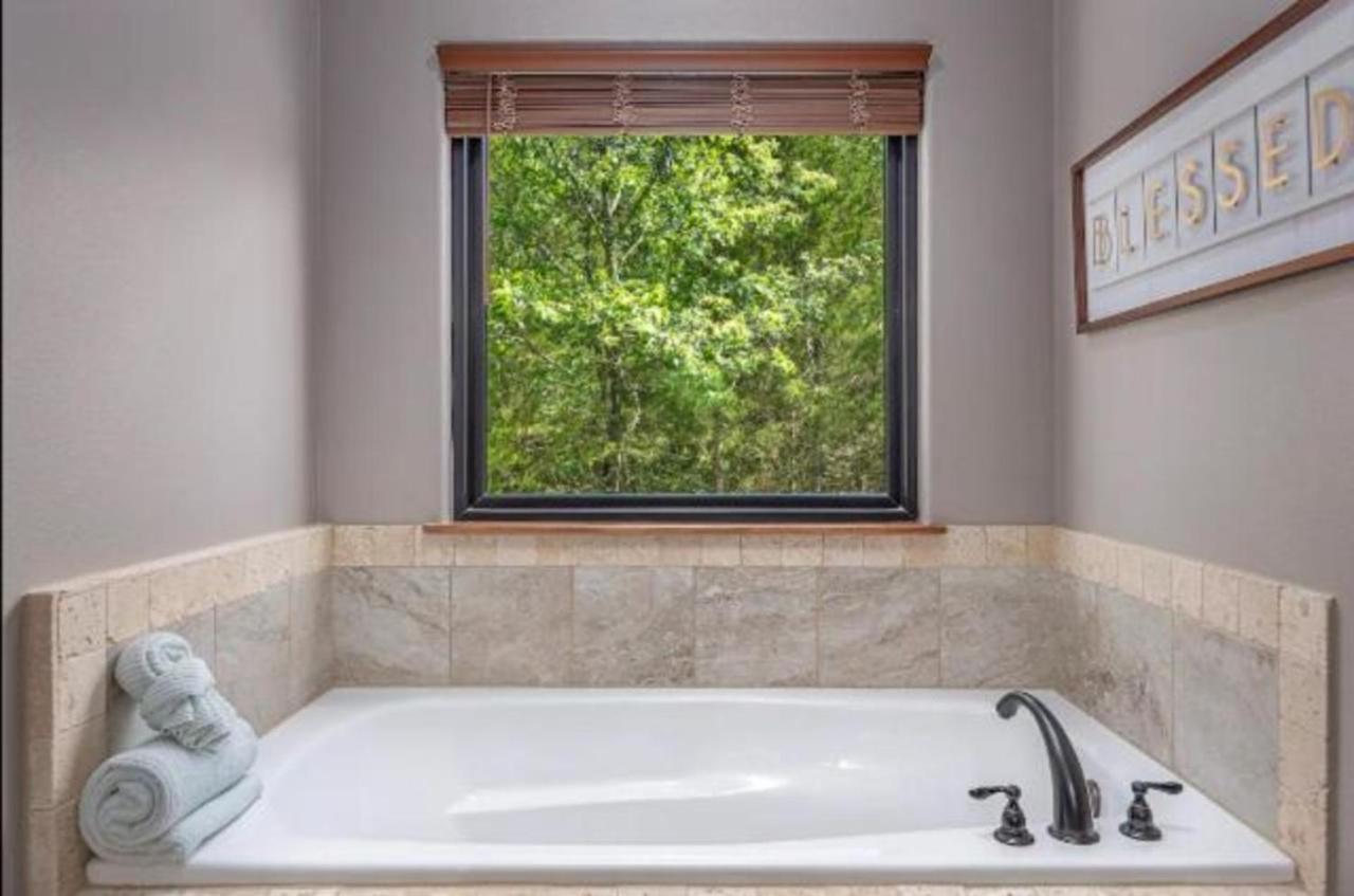 Premier Retreat With Hot Tub, Theater & Pool Table Villa Hollister Ngoại thất bức ảnh